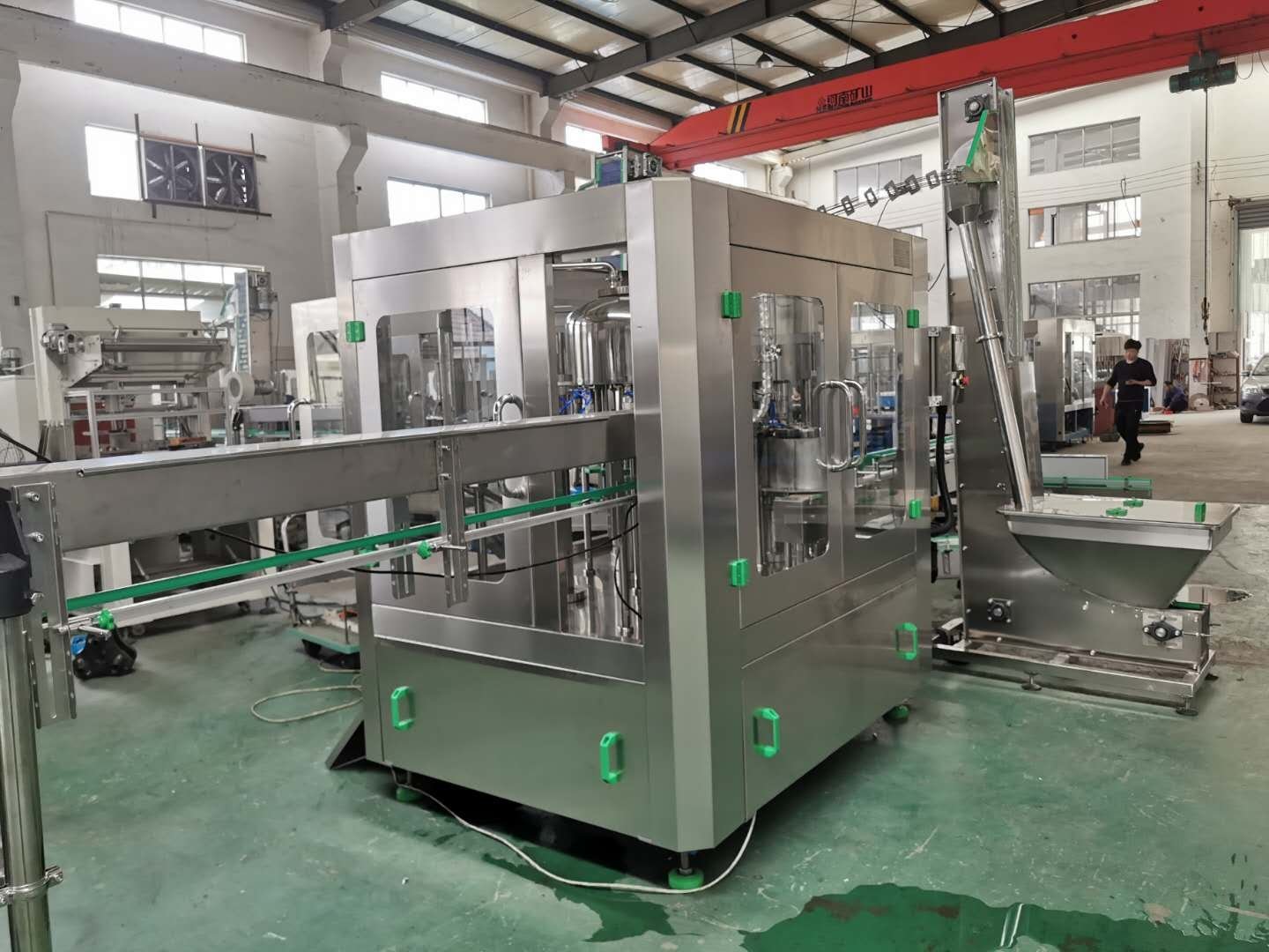 Máy chiết rót 3 trong 1 tự động hoá trong đóng gói nước giải khát chai cổ cao